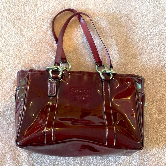 🎀 AUTH COACH BURGUNDY PATENT LEATHER SHOULDER TOTE BAG GREAT CONDITION 💛 - Picture 1 of 7